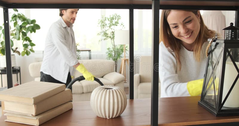 Plateau de nettoyage de couples et sol à nettoyer l'aspirateur à la maison clips vidéos