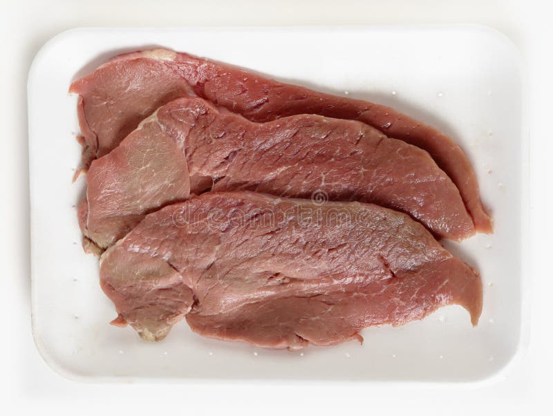 Plateau de supermarché des escalopes de veau image stock Plateau de supermarché des escalopes de veau image stock
