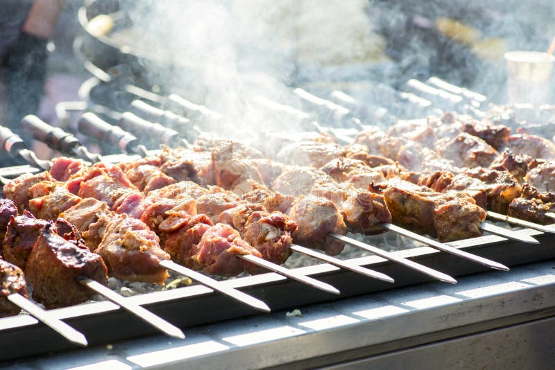 Plateau de viande grillée mixte Viandes grillées et délicieuses La viande des brochettes est rôtie au feu Viande fumée au barbecu image stock Plateau de viande grillée mixte Viandes grillées et délicieuses La viande des brochettes est rôtie au feu Viande fumée au barbecu image stock