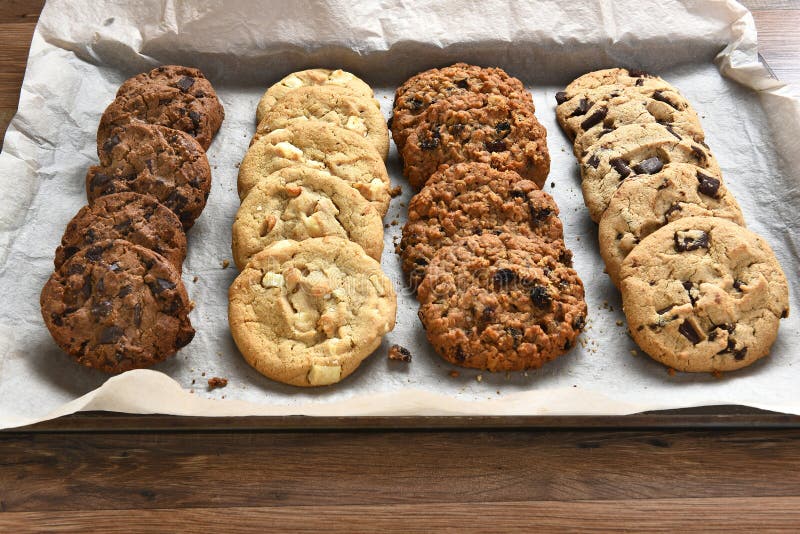 Plateau des biscuits cuits au four frais photographie stock