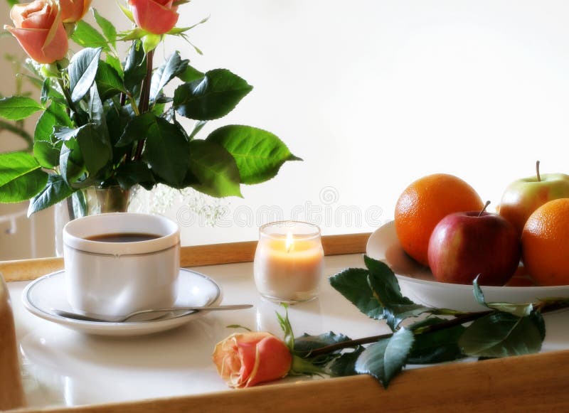 Plateau De Petit Déjeuner Dans Le Lit Dans La Chambre D'hôtel Image stock -  Image du muesli, couples: 69708843