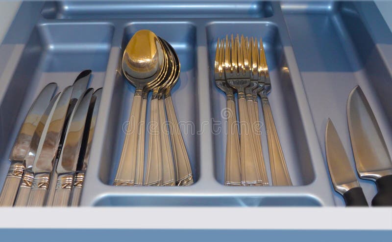 Plateau gris avec les couverts d'or dans un tiroir ouvert de cuisine image photos libres de droits Plateau gris avec les couverts d'or dans un tiroir ouvert de cuisine image photos libres de droits