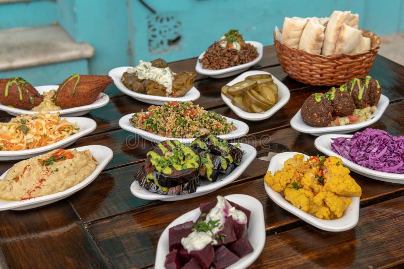 Plateau méditerranéen de Meze au restaurant israélien photos libres de droits Plateau méditerranéen de Meze au restaurant israélien photos libres de droits