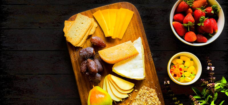 Plateau plat de fruit de panneau de fromage de vue supérieure de configuration images stock Plateau plat de fruit de panneau de fromage de vue supérieure de configuration images stock