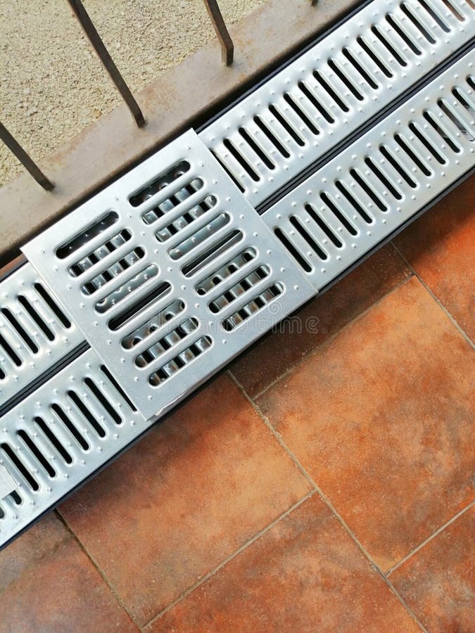 Plateaux de drainage à une pile et à un arrière-plan vide des carreaux de céramique décoratifs photographie stock Plateaux de drainage à une pile et à un arrière-plan vide des carreaux de céramique décoratifs photographie stock
