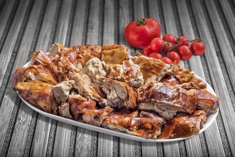 Plateful ψημένων των οβελός φετών κρέατος χοιρινού κρέατος με τη δέσμη της ντομάτας στο παλαιό υπόβαθρο χαλιών μπαμπού στοκ φωτογραφίες Plateful ψημένων των οβελός φετών κρέατος χοιρινού κρέατος με τη δέσμη της ντομάτας στο παλαιό υπόβαθρο χαλιών μπαμπού στοκ φωτογραφίες