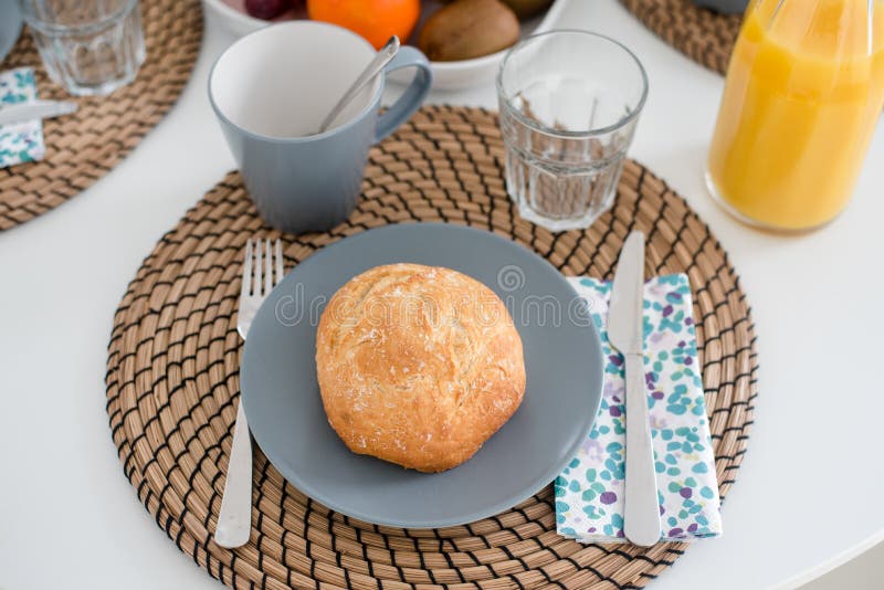 Platen met vers roestvrij brood en glas sap op een grijze plaat royalty-vrije stock fotografie Platen met vers roestvrij brood en glas sap op een grijze plaat royalty-vrije stock fotografie