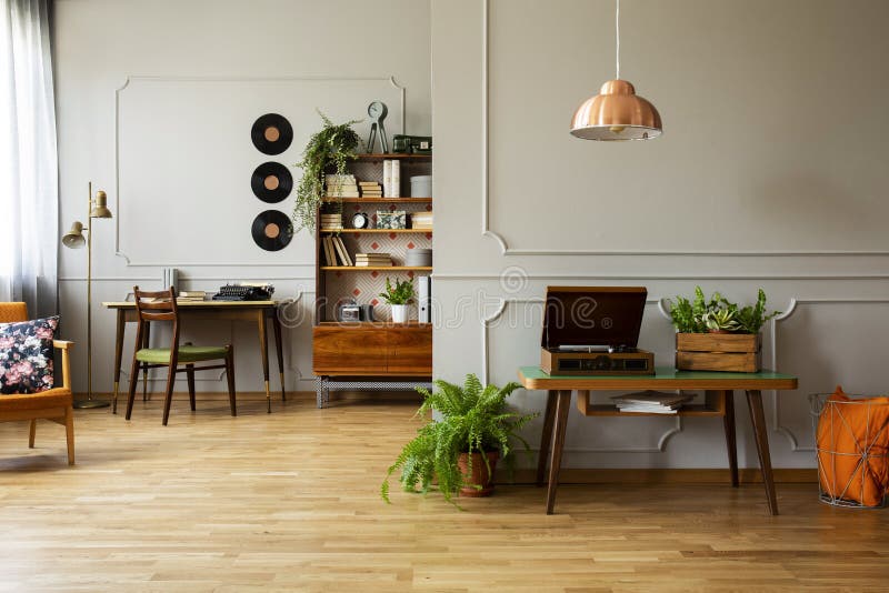 Platenspeler en installatie op houten lijst in grijs flatbinnenland met lamp en vinyl Echte foto stock foto's Platenspeler en installatie op houten lijst in grijs flatbinnenland met lamp en vinyl Echte foto stock foto's