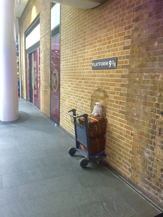 Platform 9 en 3/4 bij de DwarsPost van Koningen stock fotografie Platform 9 en 3/4 bij de DwarsPost van Koningen stock fotografie