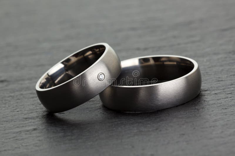 cristiano Estrictamente negativo Platinum Wedding Rings on Slate Stock Photo - Image of rings, wedding:  103450098