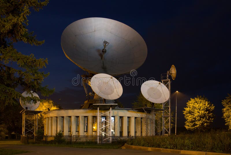 Plato basado en los satélites grande para las telecomunicaciones imagen de archivo libre de regalías Plato basado en los satélites grande para las telecomunicaciones imagen de archivo libre de regalías