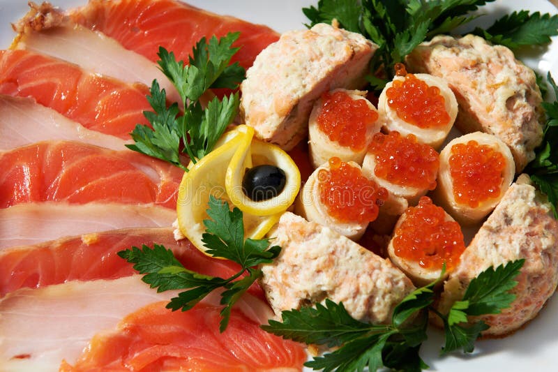 Plato con los huevos de peces y la carne de pescados imagen de archivo libre de regalías Plato con los huevos de peces y la carne de pescados imagen de archivo libre de regalías