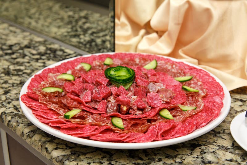 Plato con los productos de carne cortados imágenes de archivo libres de regalías Plato con los productos de carne cortados imágenes de archivo libres de regalías