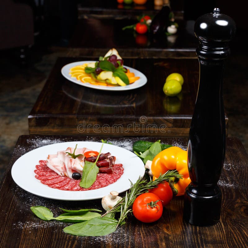 Plato con los productos de carne cortados imagen de archivo libre de regalías Plato con los productos de carne cortados imagen de archivo libre de regalías