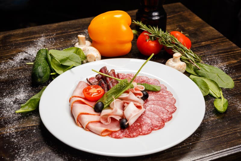 Plato con los productos de carne cortados imagen de archivo libre de regalías Plato con los productos de carne cortados imagen de archivo libre de regalías