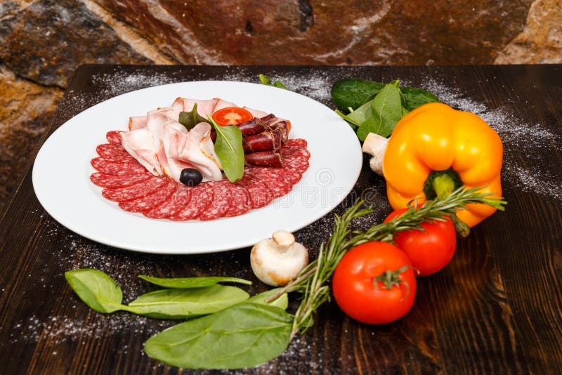Plato con los productos de carne cortados fotografía de archivo Plato con los productos de carne cortados fotografía de archivo