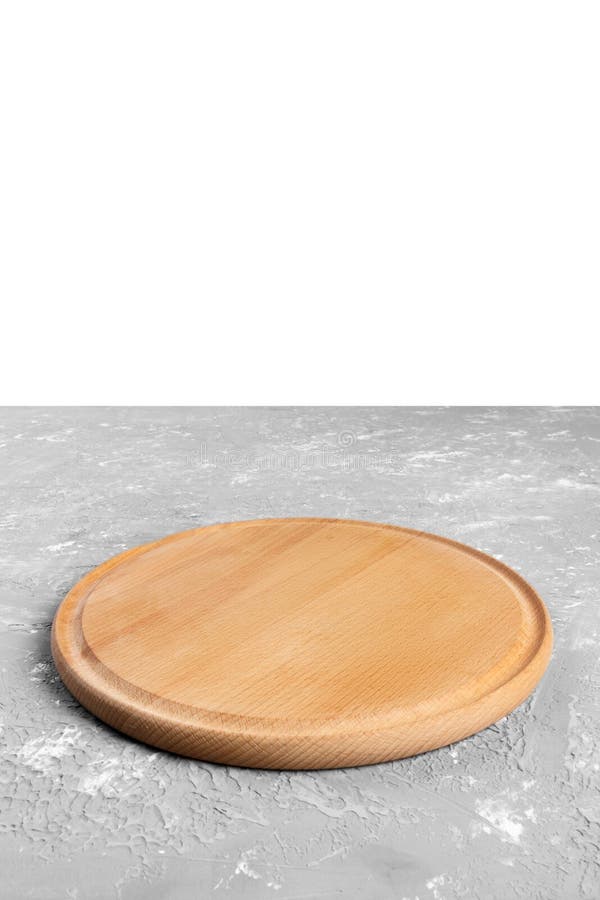Plato de madera vacío brillante de la visión superior en fondo de piedra negro del tablero fotos de archivo libres de regalías Plato de madera vacío brillante de la visión superior en fondo de piedra negro del tablero fotos de archivo libres de regalías