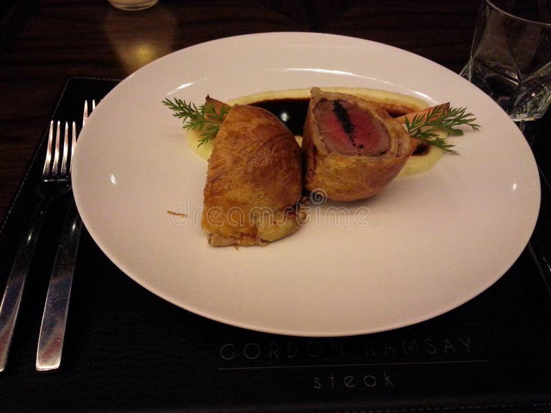 Plato De Ternera Wellington En La Estaca De Gordon Ramsay Foto de archivo -  Imagen de plato, hecho: 229939382