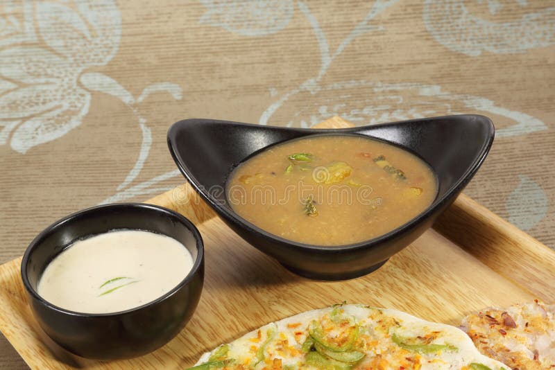 Plato Indio De Lentejas Amarillas En Un Cuenco Azul En Un Fondo De