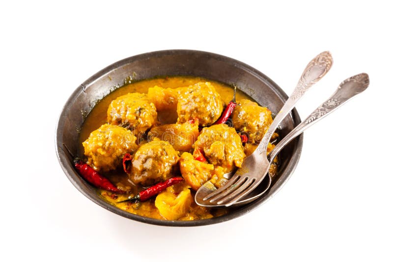 Plato tradicional de Tajine de las albóndigas amarillas del curry foto de archivo Plato tradicional de Tajine de las albóndigas amarillas del curry foto de archivo