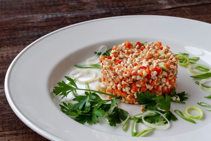 Plato vegetariano: ensalada de las semillas brotadas del alforfón con el pepino imagenes de archivo Plato vegetariano: ensalada de las semillas brotadas del alforfón con el pepino imagenes de archivo
