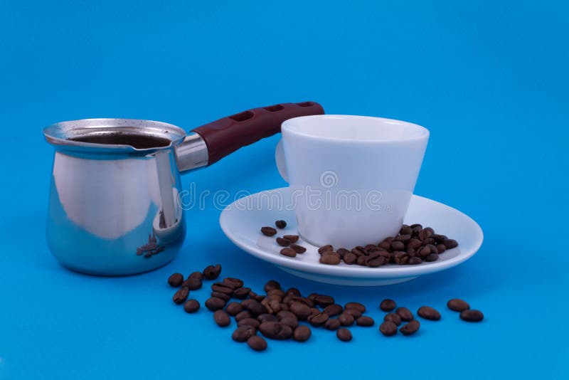 Platos del metal con café preparado al lado de una situación blanca de la taza de la porcelana en un platillo fotografía de archivo libre de regalías Platos del metal con café preparado al lado de una situación blanca de la taza de la porcelana en un platillo fotografía de archivo libre de regalías