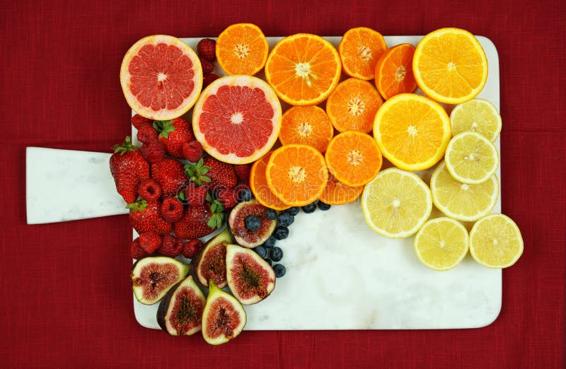 Platou de fructe colorat pe placă de marmură albă cu spațiu pentru copii. royalty free stock photos