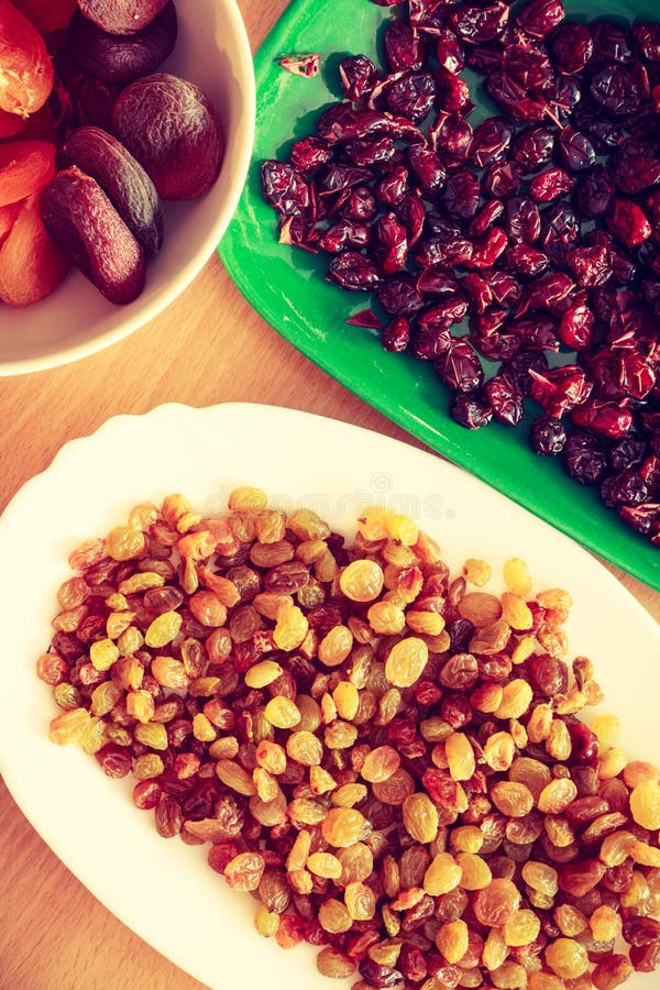 Plats avec les canneberges, les abricots et les raisins secs secs photos stock Plats avec les canneberges, les abricots et les raisins secs secs photos stock