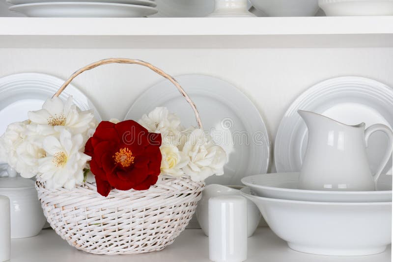 Plats blancs dans le placard et une Rose rouge image libre de droits Plats blancs dans le placard et une Rose rouge image libre de droits