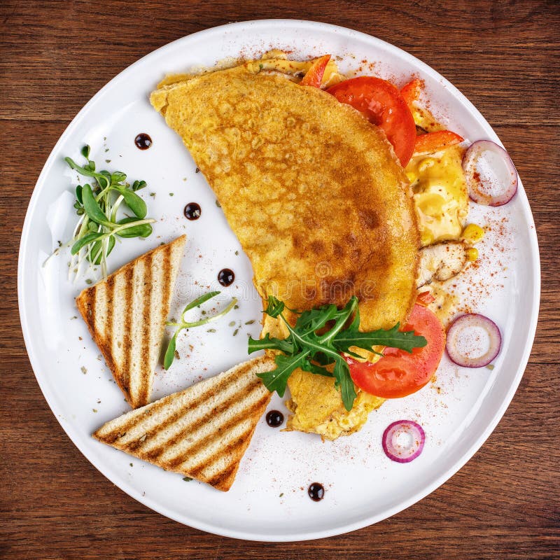 Plats délicieux du chef Omelette avec des légumes photographie stock libre de droits Plats délicieux du chef Omelette avec des légumes photographie stock libre de droits
