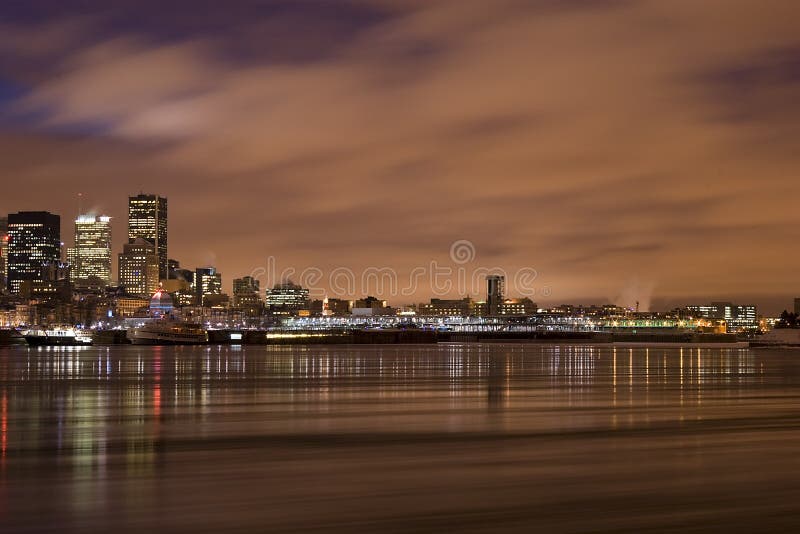 Plats för flod för cityscapemontreal natt royaltyfri fotografi