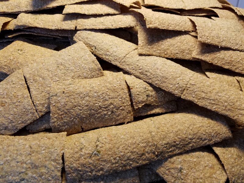 Platt, grovkornigt bröd som bakats av gammalt spält i granna sweden