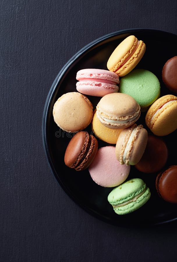 Platta av färgrika Macarons royaltyfri fotografi
