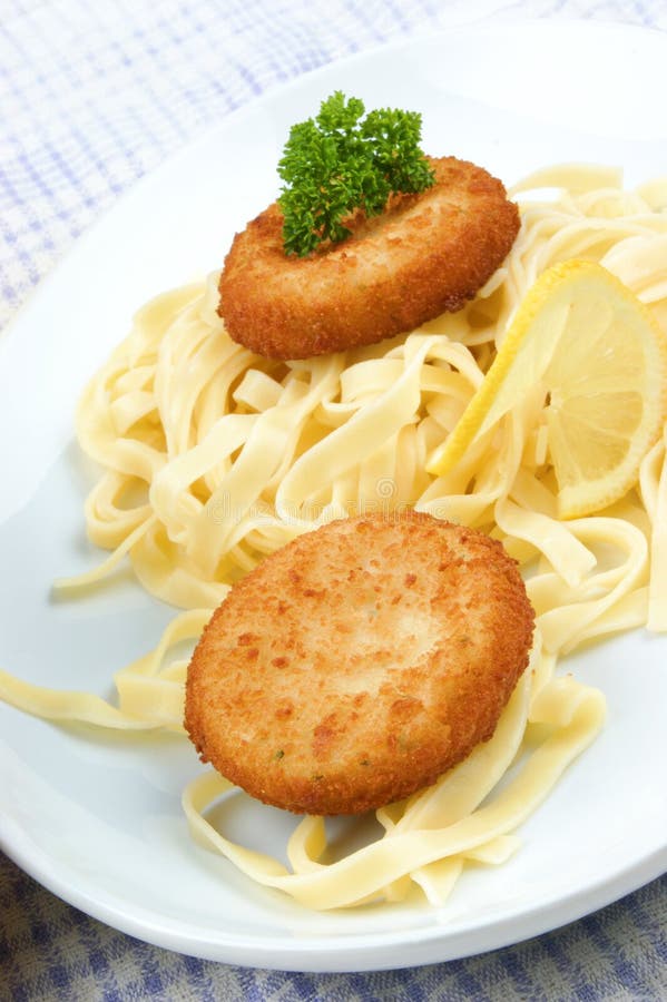 Platta för cakesfisknudlar royaltyfri foto