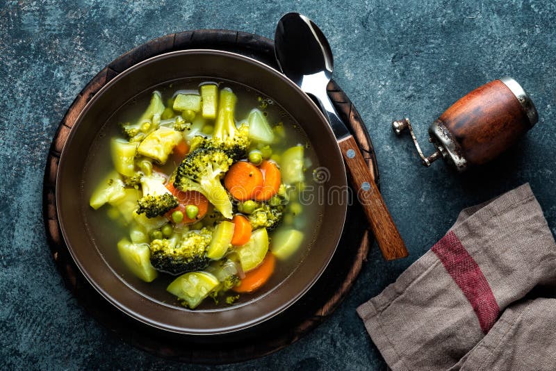 Platte der frischen heißen Gemüsesuppe mit Brokkoli lizenzfreie stockfotografie Platte der frischen heißen Gemüsesuppe mit Brokkoli lizenzfreie stockfotografie