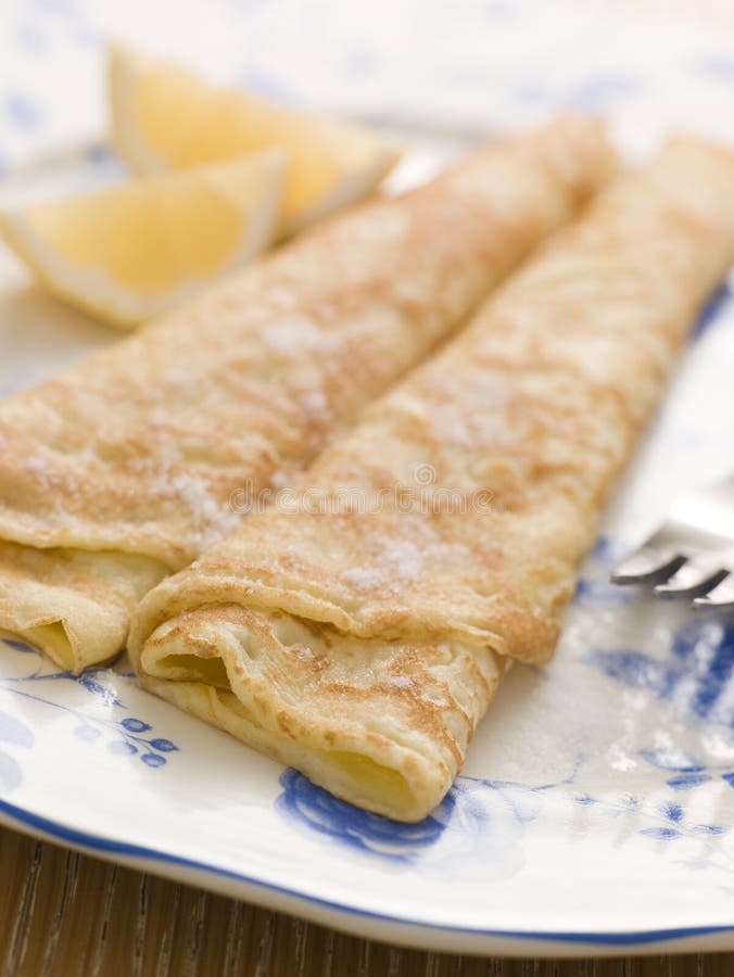 Platte Der Gefalteten Pfannkuchen Zitrone Und Zucker Stockfoto - Bild ...