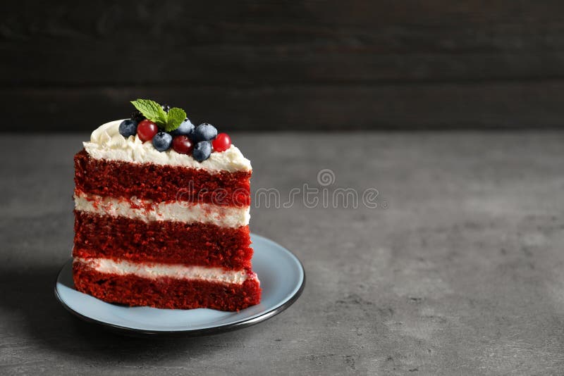Platte mit Stück köstlichem selbst gemachtem rotem Samtkuchen und -raum für Text lizenzfreie stockfotos