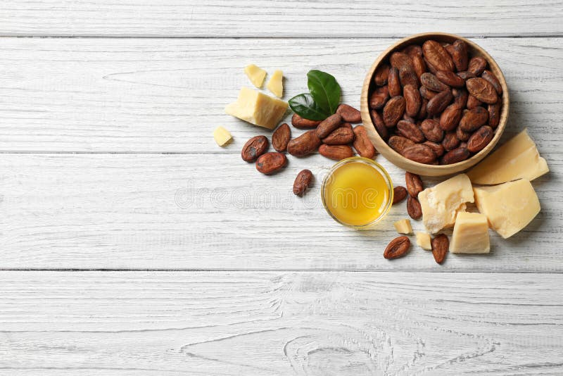 Platte samenstelling met organische cacaoboter op houten tafel Ruimte voor tekst stock foto's Platte samenstelling met organische cacaoboter op houten tafel Ruimte voor tekst stock foto's
