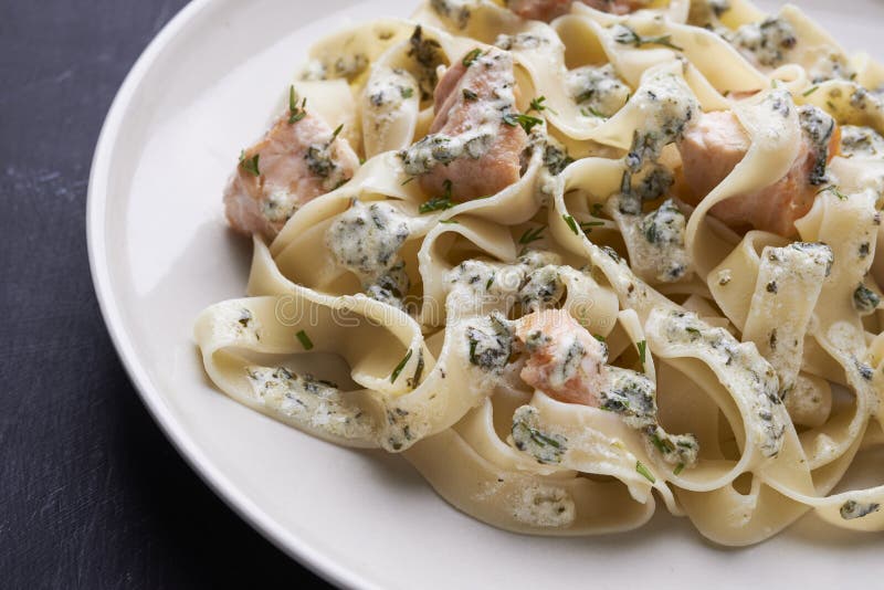 Platte Von Fettuccine Mit Lachsen Stockfoto - Bild von sahnig ...