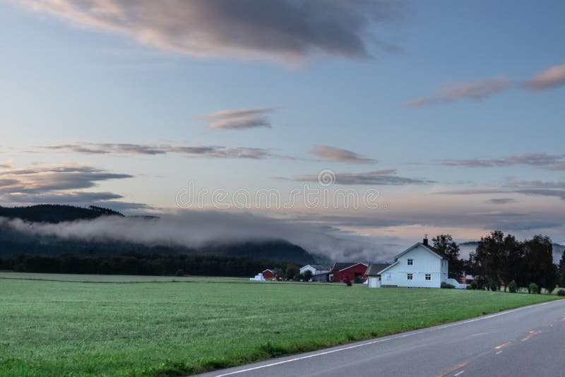 Platteland Noorwegen: zonnestaart op het platteland Mooie kleine noordse huizen, groene grasvelden royalty-vrije stock afbeelding Platteland Noorwegen: zonnestaart op het platteland Mooie kleine noordse huizen, groene grasvelden royalty-vrije stock afbeelding