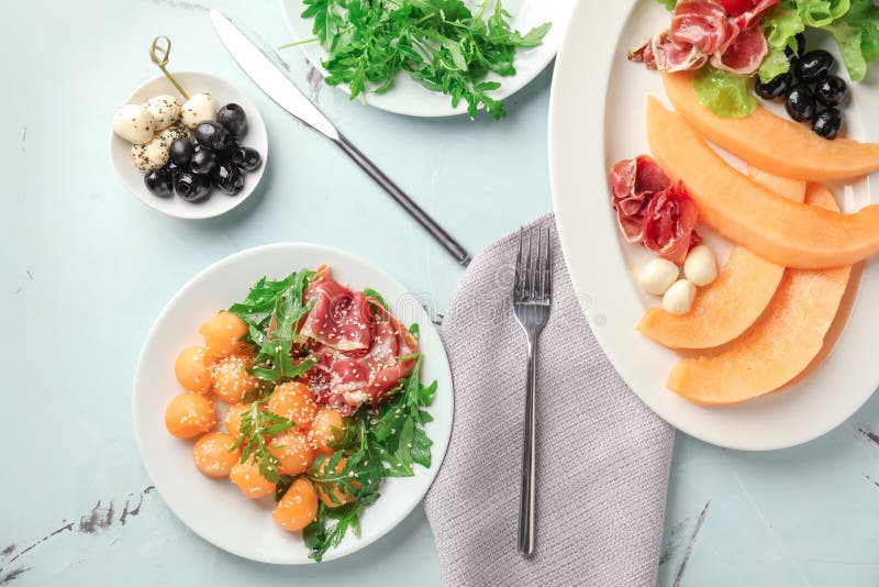 Platten mit köstlicher Melone und Prosciutto auf Tabelle, Draufsicht stockbild Platten mit köstlicher Melone und Prosciutto auf Tabelle, Draufsicht stockbild