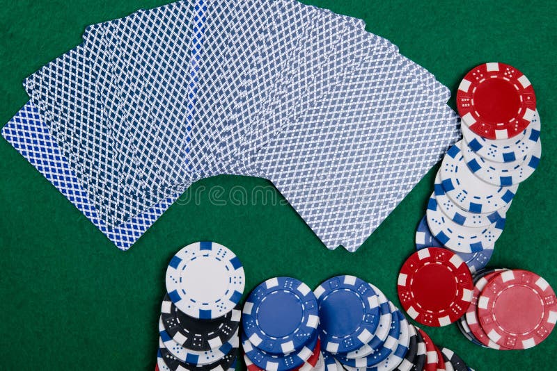 Plattform von zerstreuten Karten auf dem Spieltisch mit einem großen Gewinn stockfotos Plattform von zerstreuten Karten auf dem Spieltisch mit einem großen Gewinn stockfotos