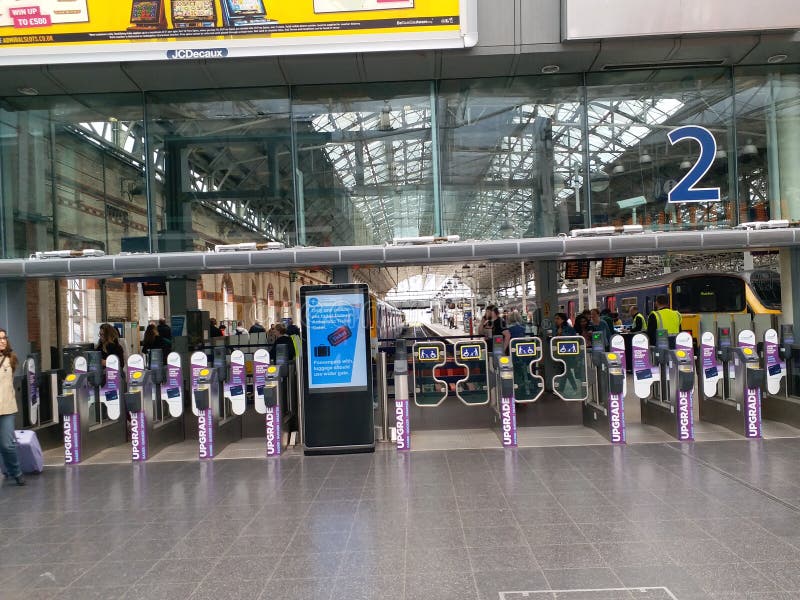 Plattformeingang an Piccadilly-Station, Manchester stockbild Plattformeingang an Piccadilly-Station, Manchester stockbild