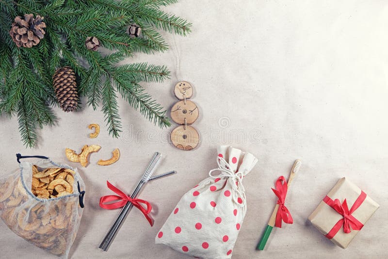 Plattlägg med fritt christmas-presentlägg, nollavfall Återanvändbar och tillverkande väska med sund mellanlägg, metallhalm, bambu royaltyfria foton
