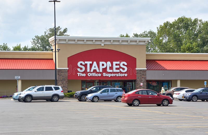 Staples store hi-res stock photography and images - Alamy