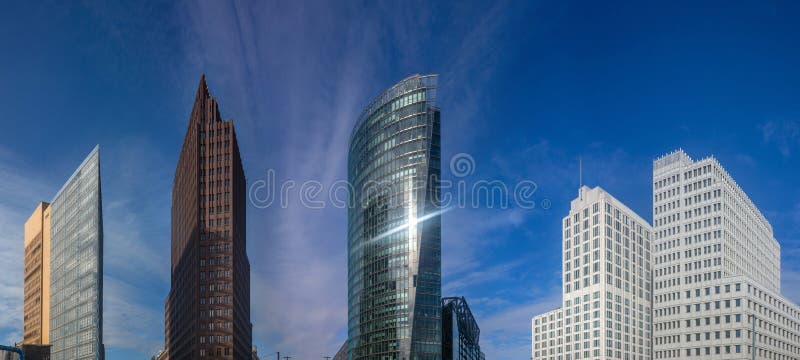 Platz di Potsdamer a Berlino, Germania E Fondo del cielo blu, insegna immagini stock libere da diritti Platz di Potsdamer a Berlino, Germania E Fondo del cielo blu, insegna immagini stock libere da diritti