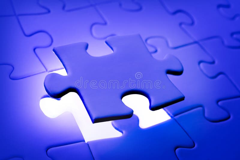 Platzierung des letzten Stückes des Puzzlen lizenzfreie stockfotos Platzierung des letzten Stückes des Puzzlen lizenzfreie stockfotos
