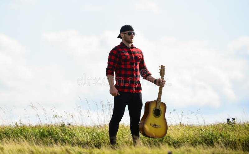 Ковбойская песня на электрогитаре. Наггетс ковбой песня. Man with Guitar on nature. Man with Guitar on field. Песня ковбой из лайка