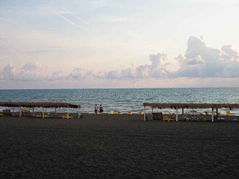 Playa abandonada en Georgia con la arena negra Sanciones contra Rusia Ausencia de turistas en el medio de la estación Georgia, fotografía de archivo libre de regalías Playa abandonada en Georgia con la arena negra Sanciones contra Rusia Ausencia de turistas en el medio de la estación Georgia, fotografía de archivo libre de regalías
