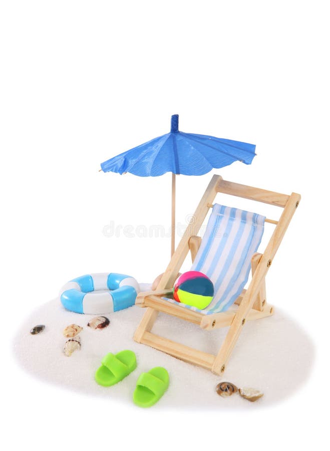 Playa aislada con el paraguas y la silla Playa aislada con el paraguas y la silla